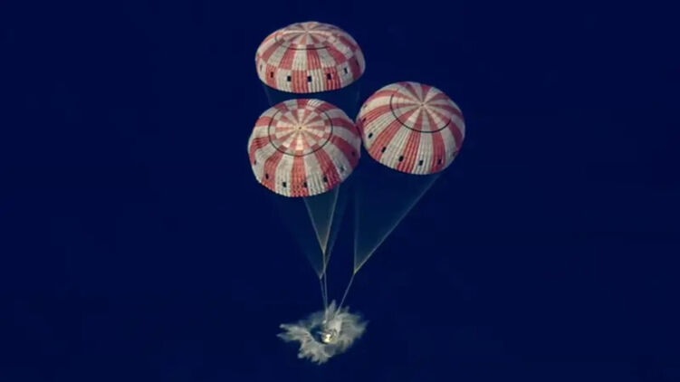 «Артемида-2» с астронавтами вернулась на Землю после 10 дней в космосе — Reuters