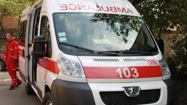 В Киеве девушка упала в яму с водой, которую коммунальщики ничем не оградили: открыто уголовное производство