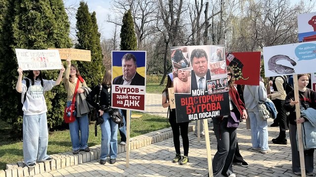 Возле университета имени Шевченко проходит студенческая акция за отстранение ректора на время проверки