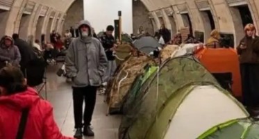 Киевляне ставят палатки в метро после заявления Зеленского о грядущей массированной атаке РФ