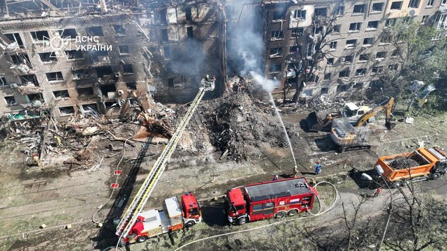 Под завалами в Шевченковском и Дарницком районах Киева могут быть люди – ГСЧС