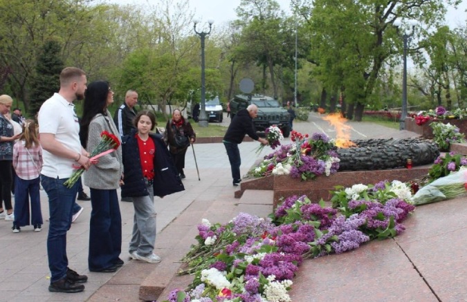 9 мая в Киеве, Харькове и Одессе люди несут цветы к мемориалам погибшим во Второй мировой войне солдатам