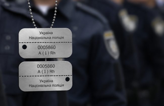 Полицейским в Украине выдадут новые жетоны: на них укажут группу крови, звание и личный номер