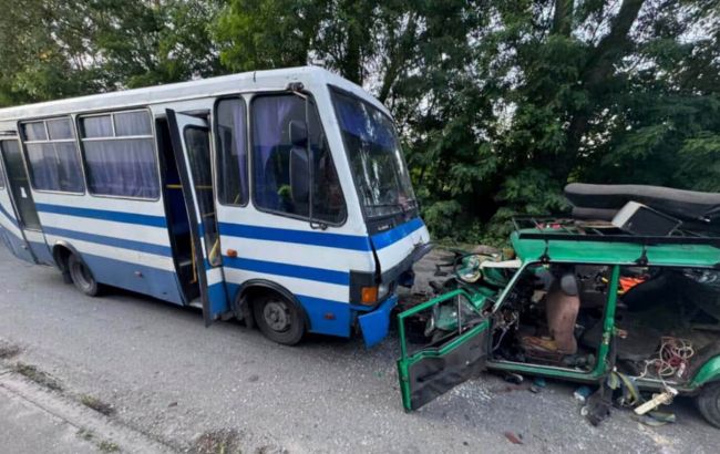 В Броварах легковой автомобиль врезался в пассажирский автобус: погиб ребенок, 9 человек в больнице