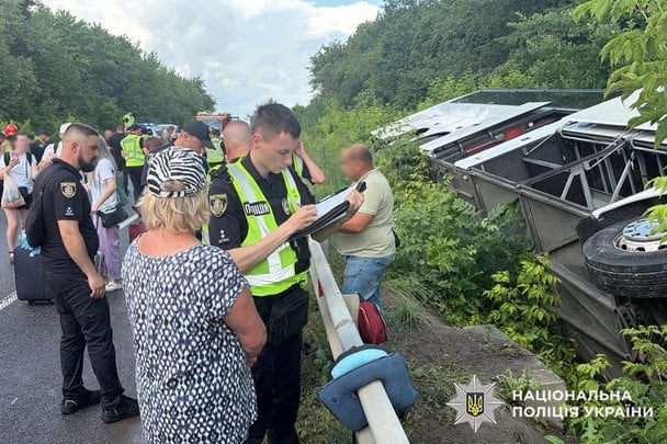 Туристический автобус перевернулся с 54 пассажирами в Хмельницкой области