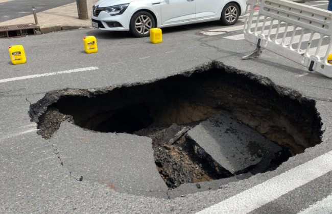 В Киеве второй раз за день образовался провал посреди дороги