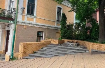 В Киеве демонтировали памятник уроженцу города, писателю Михаилу Булгакову
