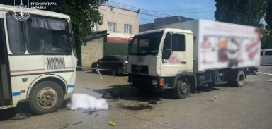 На Закарпатье грузовик врезался в выходящих из автобуса людей: не менее двоих погибших, есть раненые