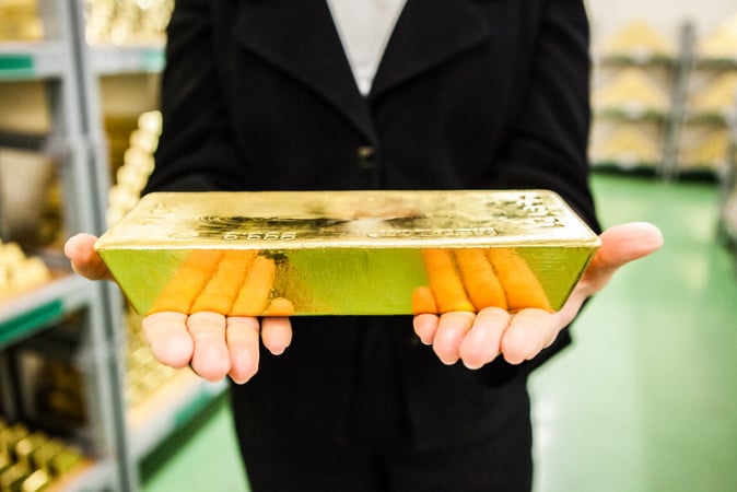 В мае 2026 украинцы массово продавали золотые слитки, но скупали «виртуальное» золото — аналитик