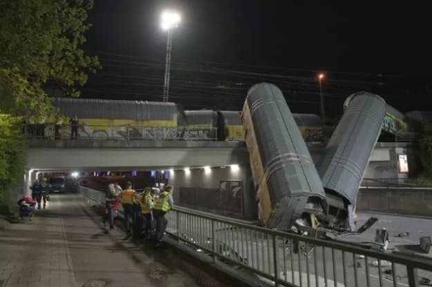 В Мюнхене сошел с рельсов и упал с моста грузовой поезд, есть пострадавший