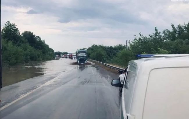 Трассы затопило: западные области Украины накрыл мощный ливень