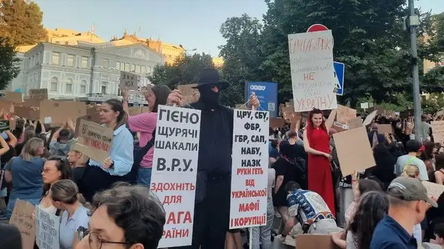 Митинг в Киеве против отставки Федорова в пятницу вечером собрал более 10 тысяч участников