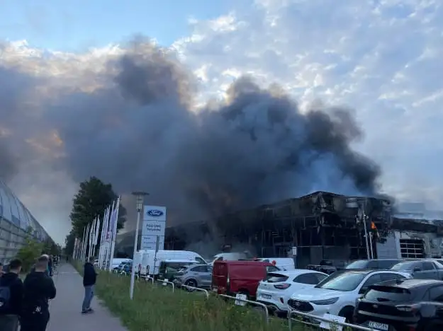 Пожар в Варшаве уничтожил возле скоростной трассы S8 автосалон со всеми автомобилями