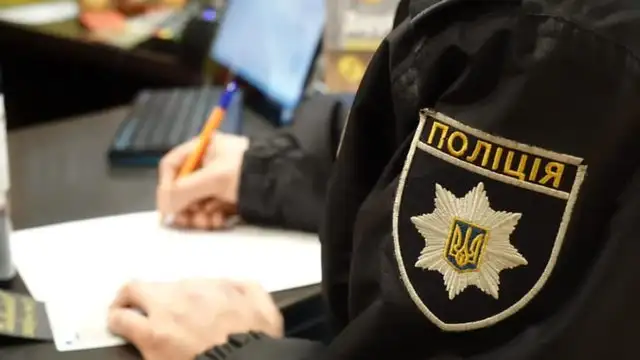 Неизвестные «напали» на салон красоты в Киеве: бросили там останки животных и облили здание жидкостью