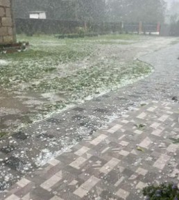На западные города Украины обрушились град и ливни