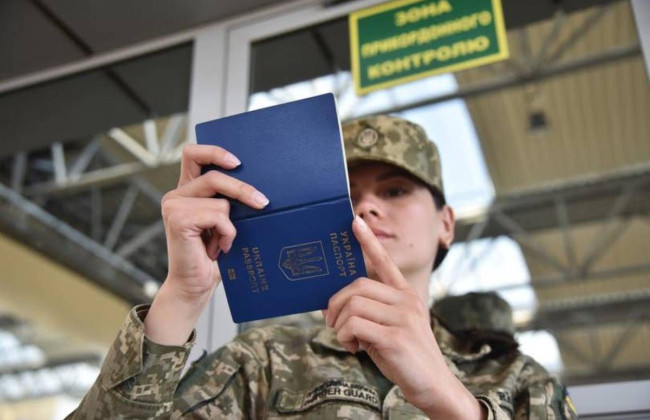 Из Украины отец-одиночка может уехать за границу и без детей: адвокаты рассказали, что для этого нужно