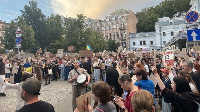 Вечером в Киеве снова провели митинг, требуя вернуть Федорова в Минобороны