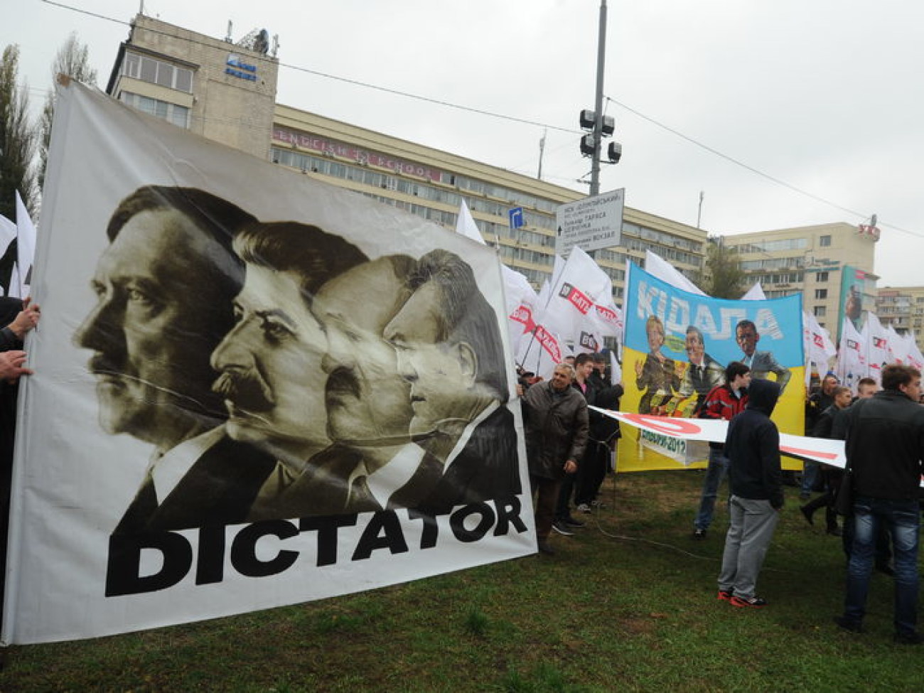Возле ЦИК митингует оппозиция, 5 ноября 2012г.