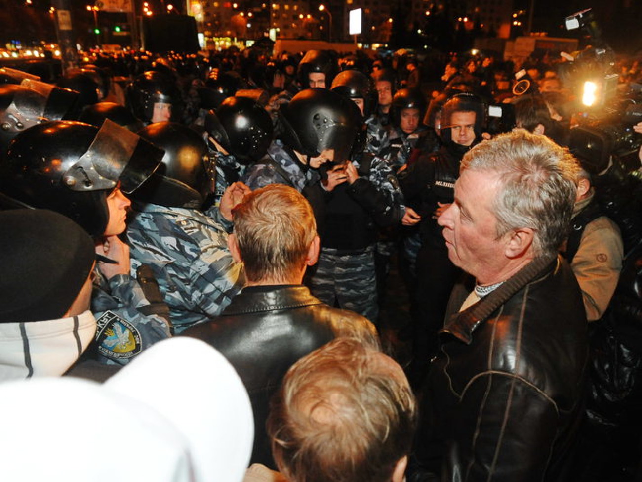 Возле ЦИК между оппозицией и &#171;Беркутом&#187; произошла потасовка, 5 ноября 2012г.
