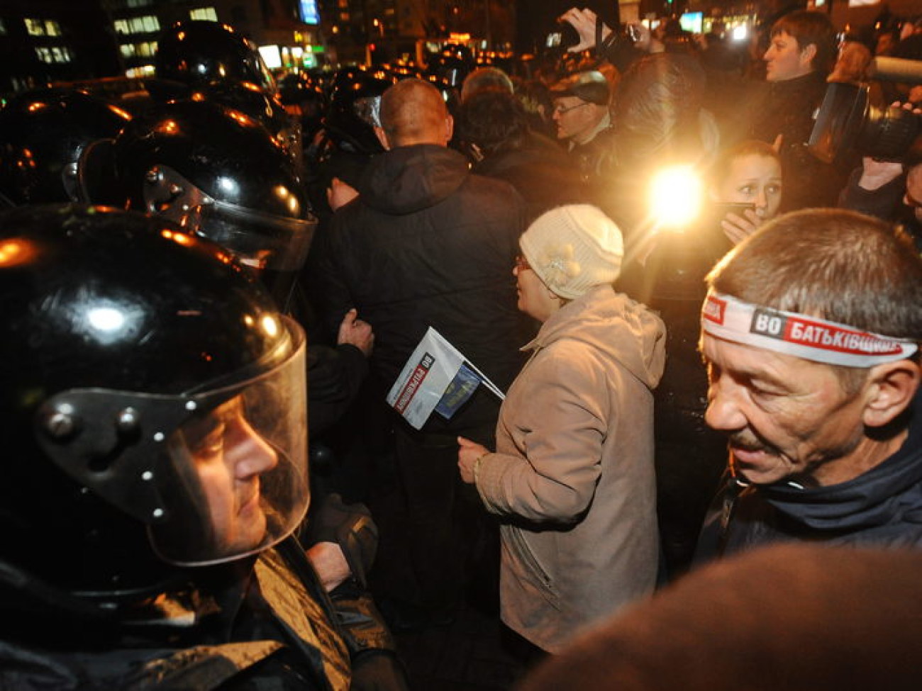 Возле ЦИК между оппозицией и &#171;Беркутом&#187; произошла потасовка, 5 ноября 2012г.