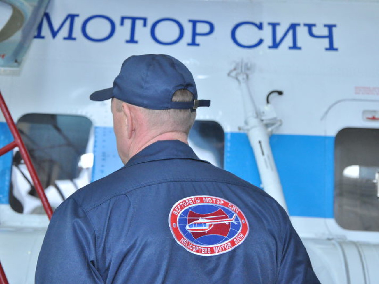 Азаров осмотрел модернизированные вертолеты Ми-8МСБ и МИ-2МСБ, 6 ноября 2012г.