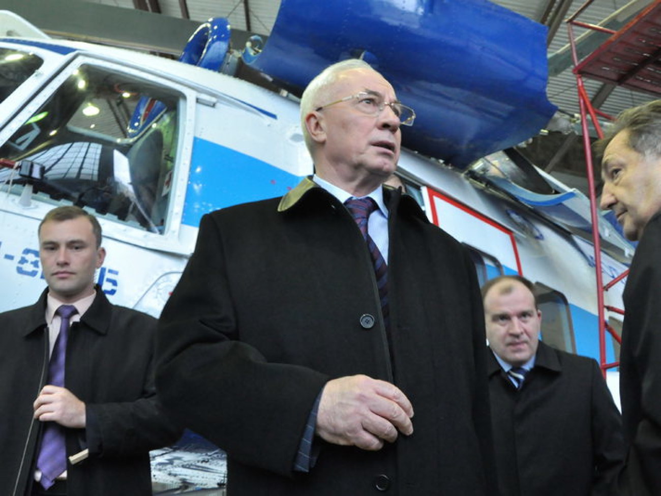Азаров осмотрел модернизированные вертолеты Ми-8МСБ и МИ-2МСБ, 6 ноября 2012г.