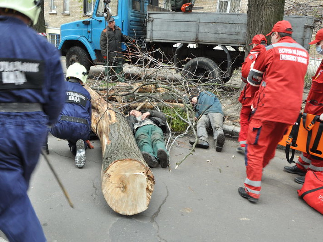 Киевские службы гражданской защиты учились действовать при неблагоприятных погодных условиях, 9 ноября 2012г.