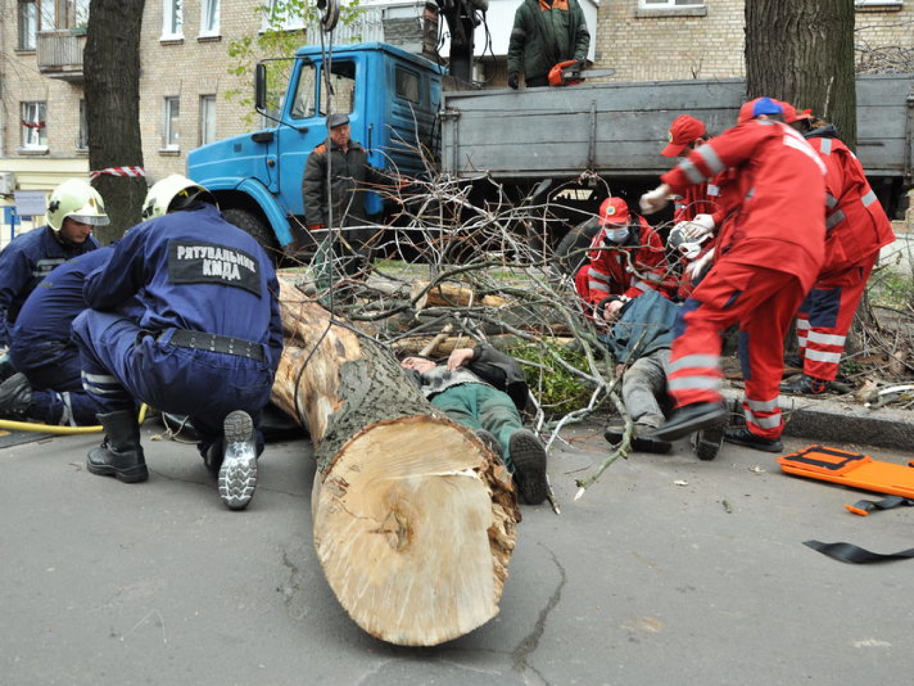 Киевские службы гражданской защиты учились действовать при неблагоприятных погодных условиях, 9 ноября 2012г.