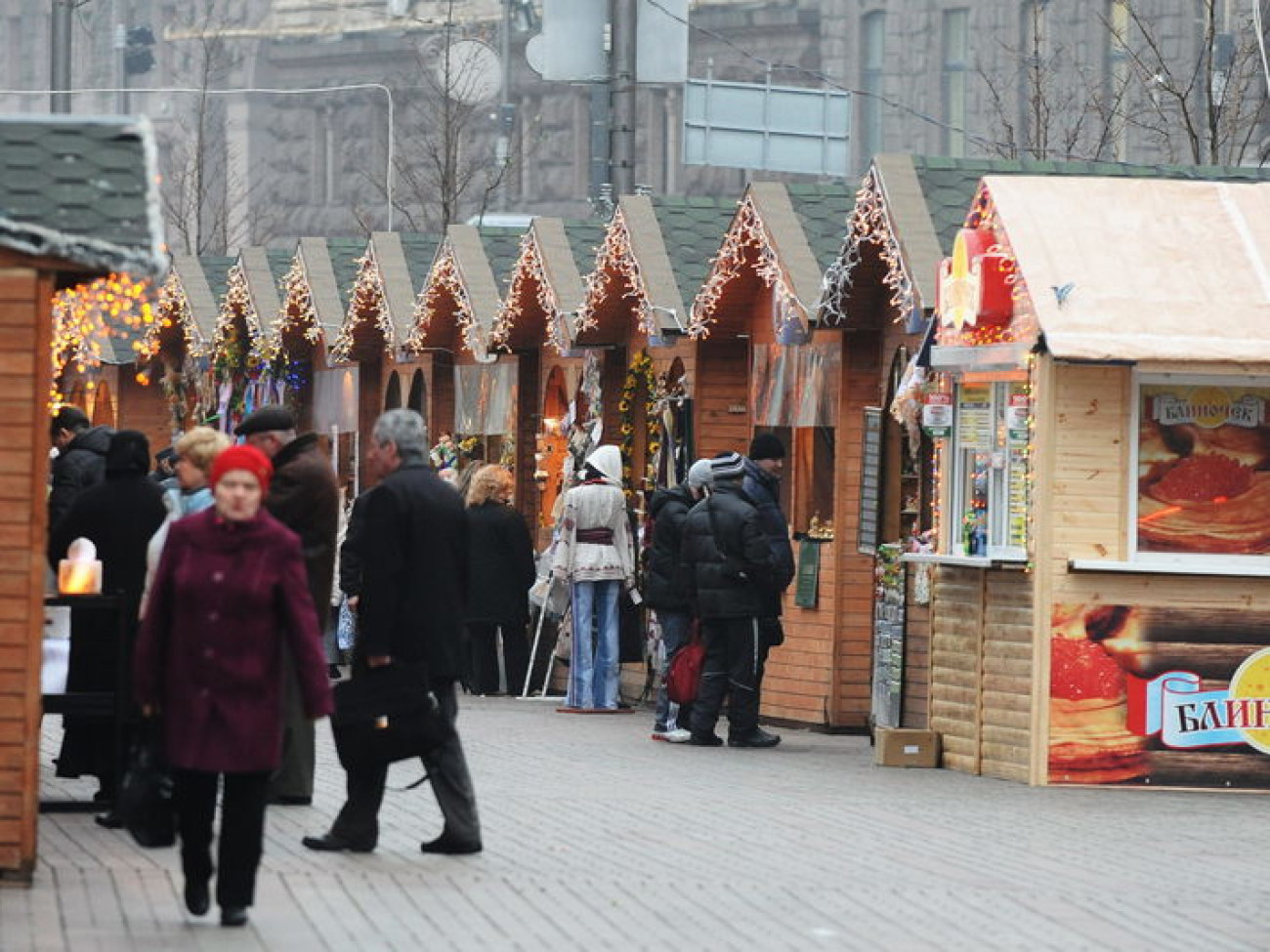 На Майдане Незалежности почти смонтировали елку, 14 декабря 2012г.