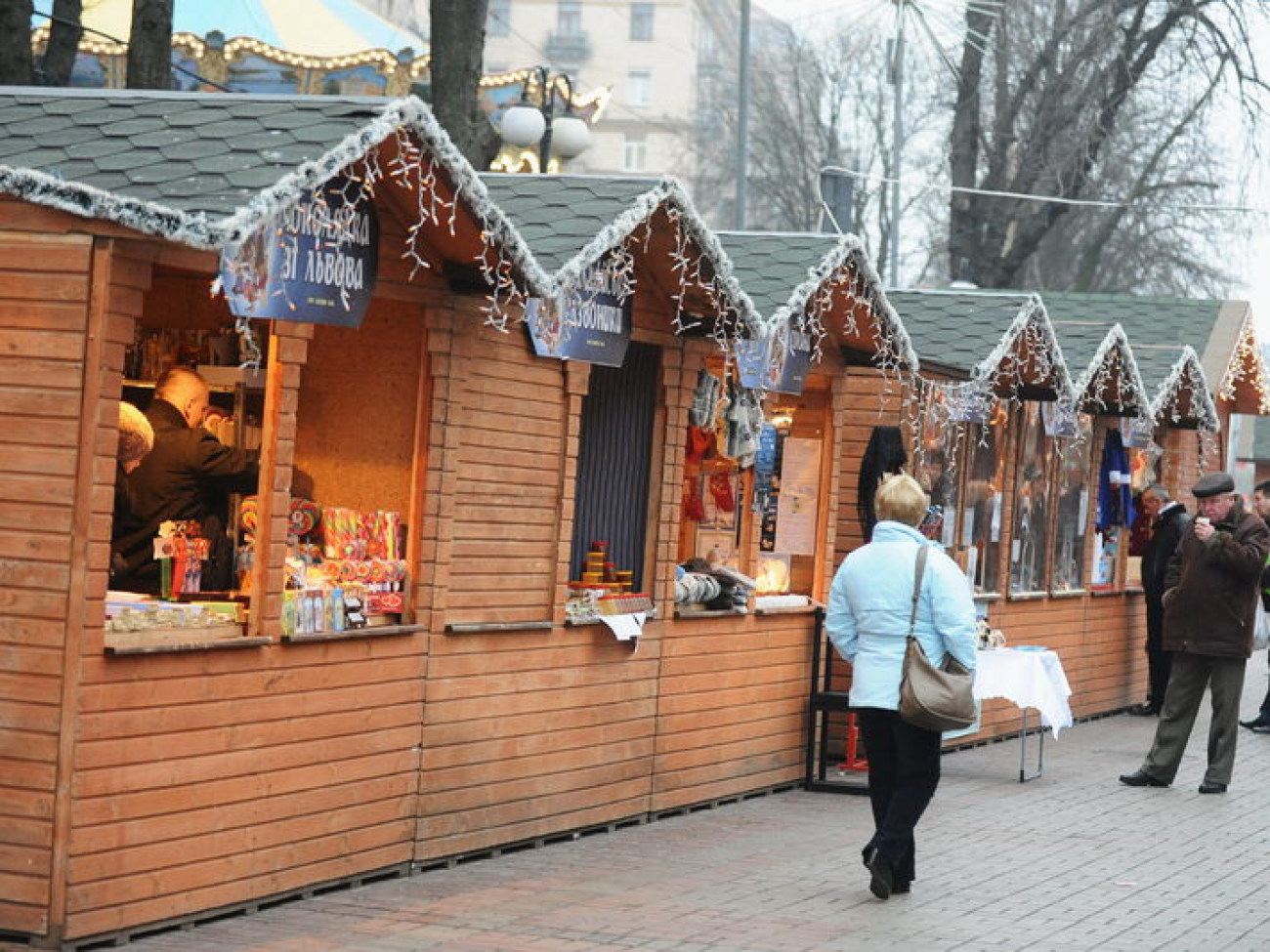 На Майдане Незалежности почти смонтировали елку, 14 декабря 2012г.