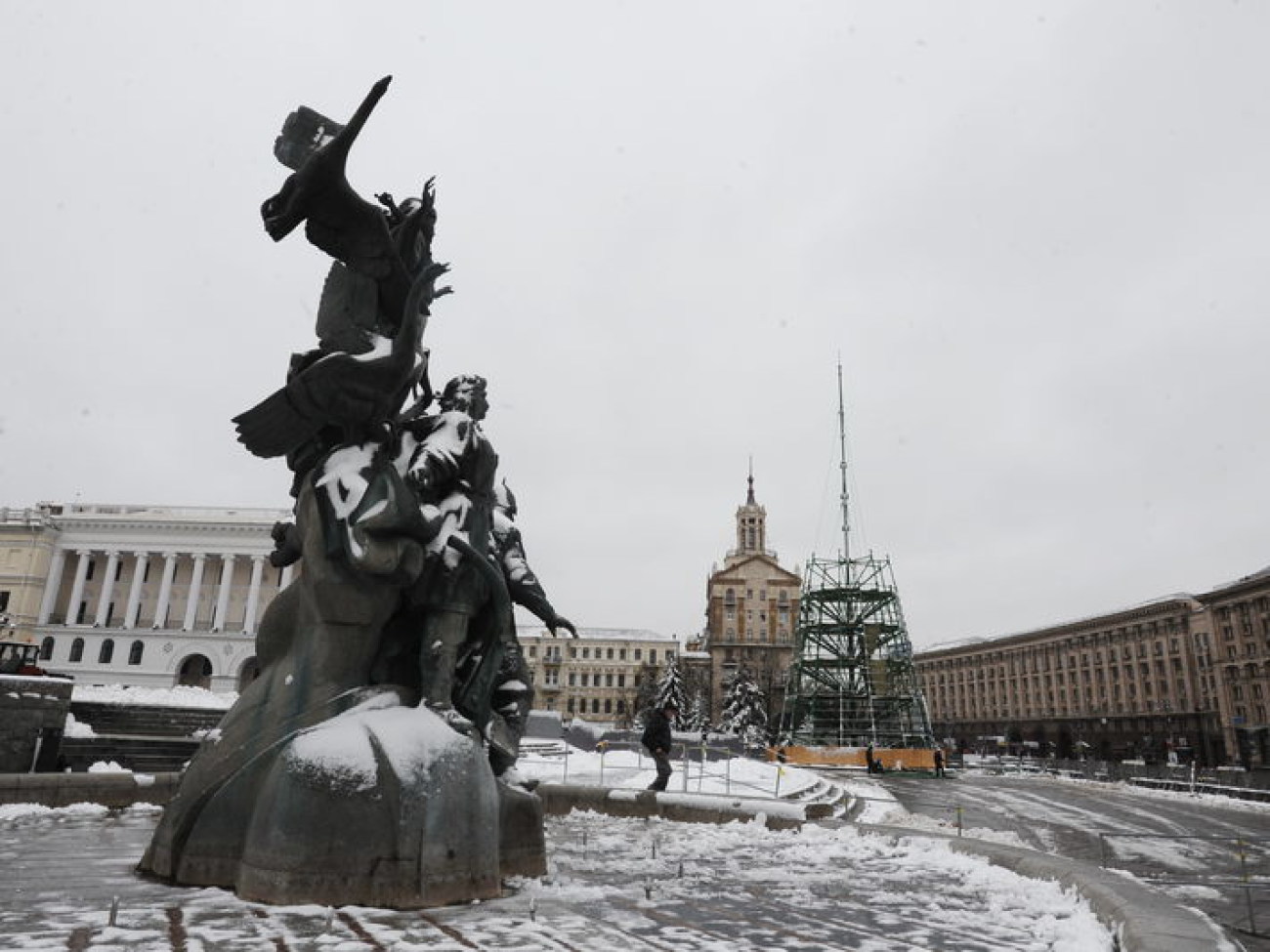 На Майдане Незалежности почти смонтировали елку, 14 декабря 2012г.