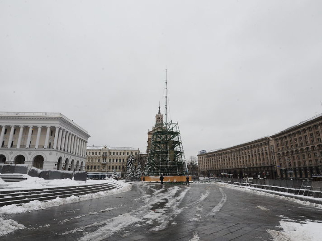 На Майдане Незалежности почти смонтировали елку, 14 декабря 2012г.