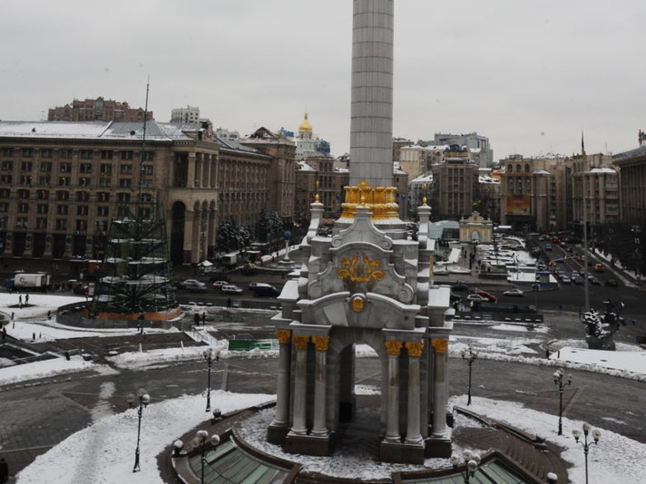 На Майдане Незалежности почти смонтировали елку, 14 декабря 2012г.