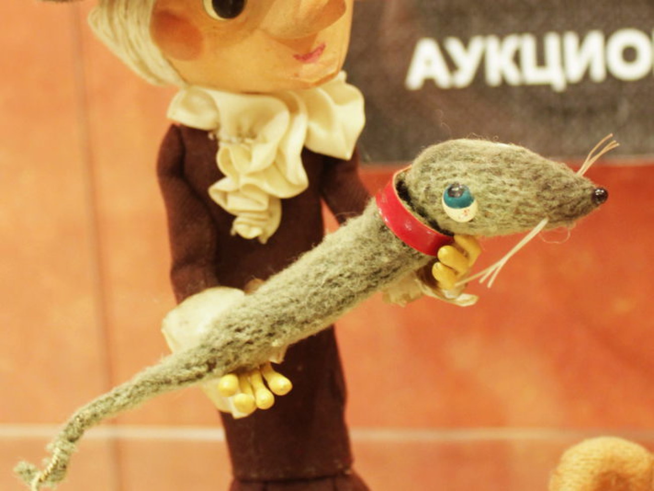 В Москве на торгах продают оригинальных Чебурашку и его друзей, 11 декабря 2012г.
