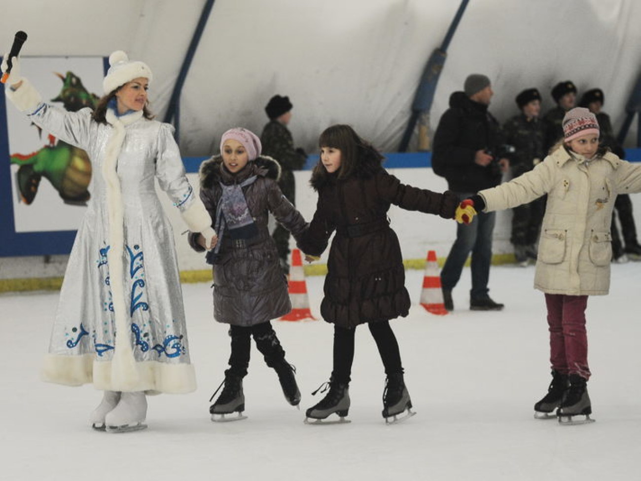 Дед Мороз и Снегурочка покатали детей на коньках, 17 декабря 2012г.