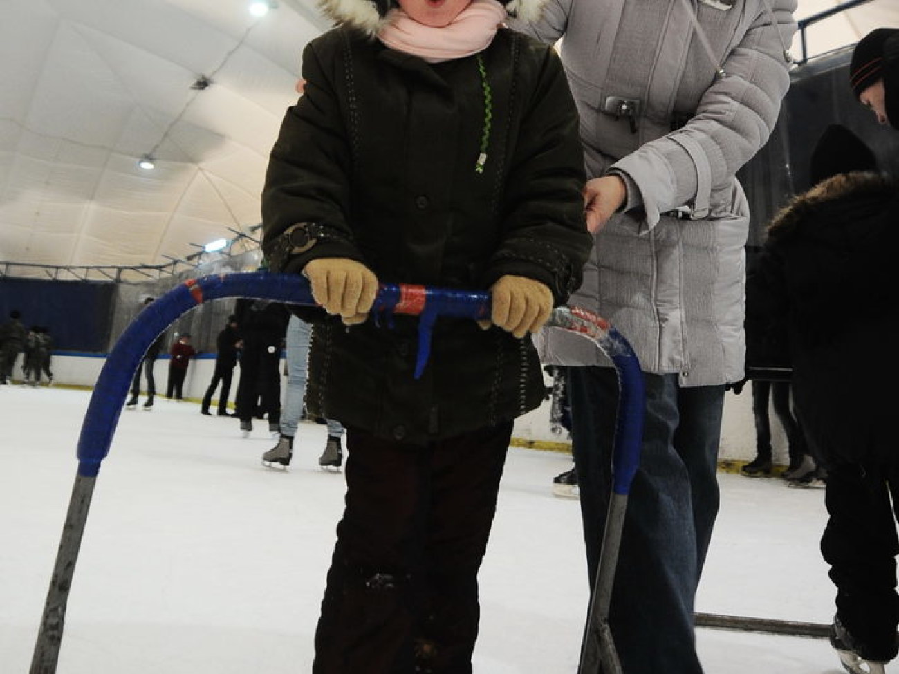 Дед Мороз и Снегурочка покатали детей на коньках, 17 декабря 2012г.