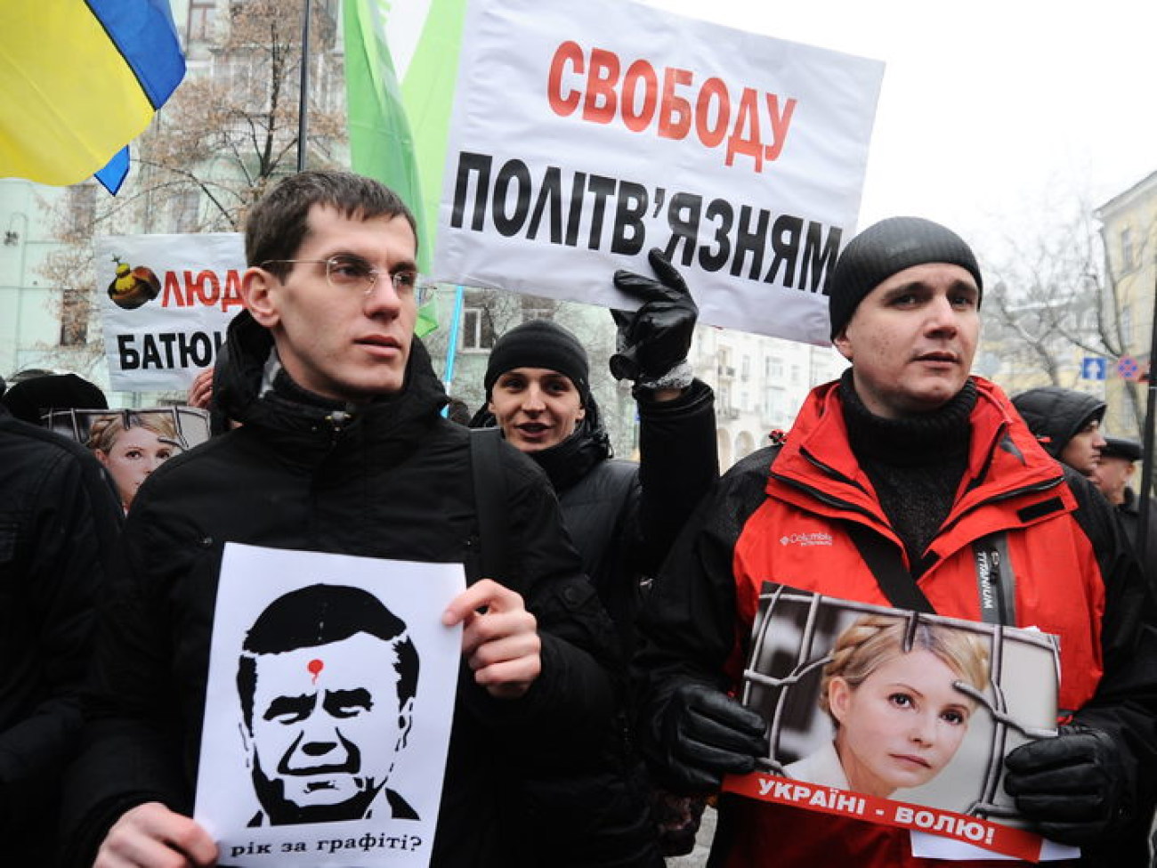 Сторонники Тимошенко подрались с обнимающимися студентами, 21 января 2013г.