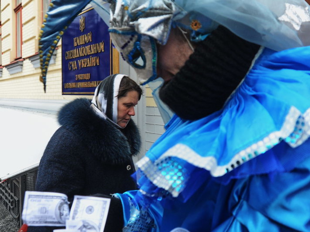 Высший специализированный суд засеяли долларами, 22 января 2013г.