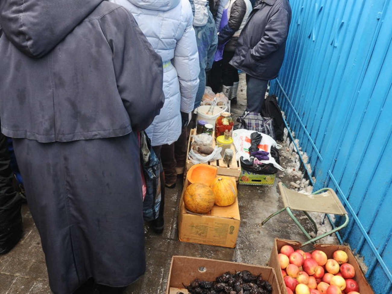 На столичном рынке легальные работники чуть не подрались со стихийщиками, 1 февраля 2013г.