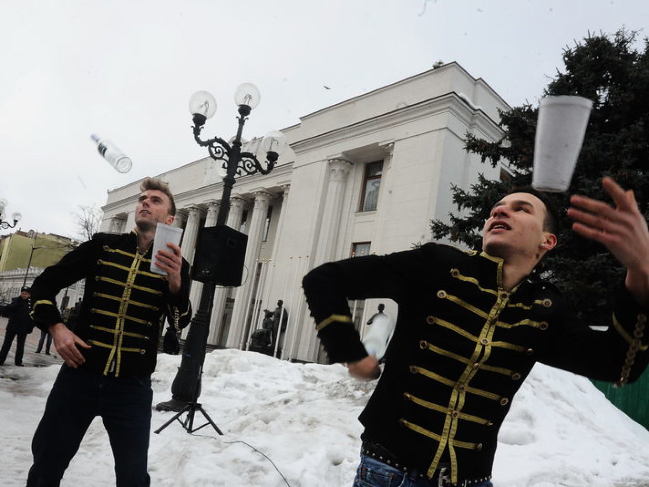 Бармены угостили депутатов коктейлем, 6 февраля 2013г.