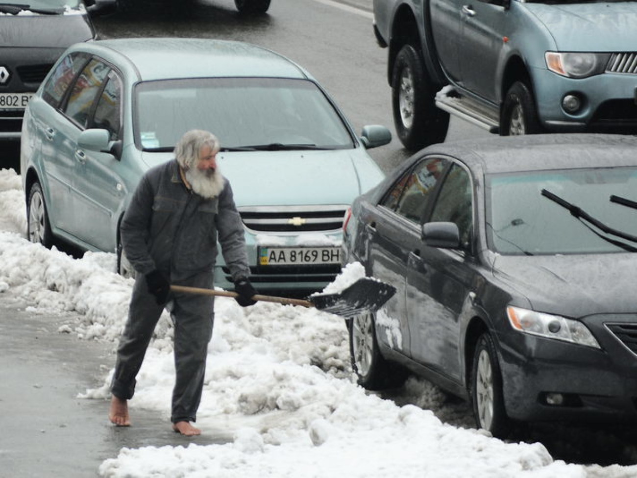 Киевские улицы убирает босоногий мужчина, 12 февраля 2013г.