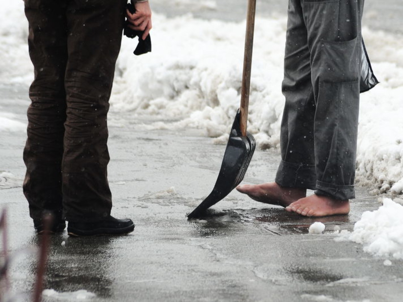 Киевские улицы убирает босоногий мужчина, 12 февраля 2013г.