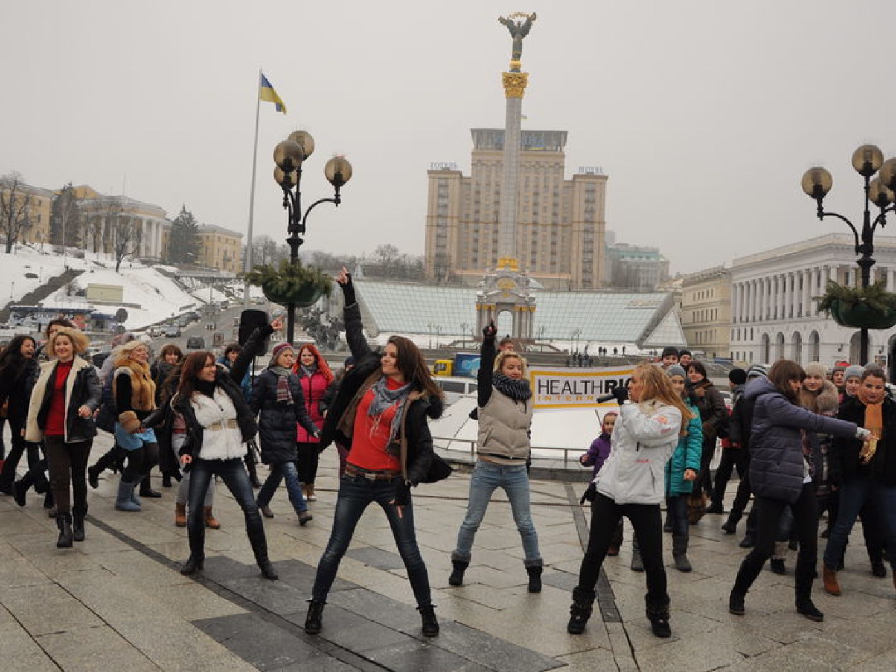 На Майдане Незалежности танцевали за права женщин, 14 февраля 2013г.