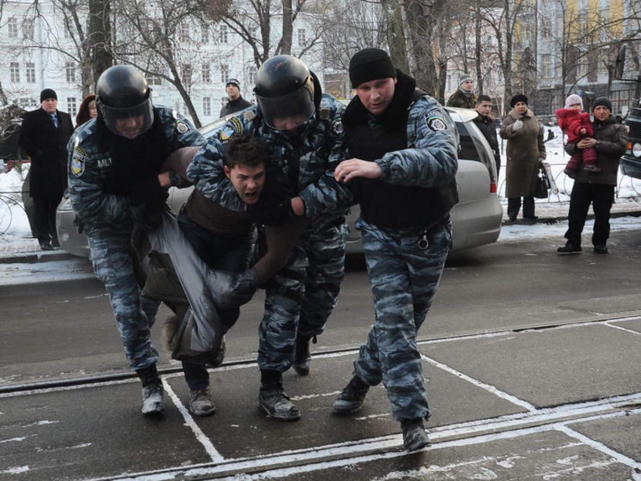 Гостиный двор: драки, слезоточивый газ, аресты, 18 февраля 2013г.