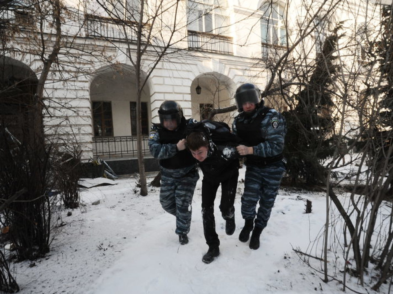 Гостиный двор: драки, слезоточивый газ, аресты, 18 февраля 2013г.