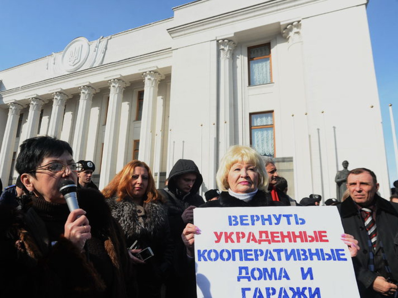 Под Верховной Радой женщины требовали прекратить насилие, 25 февраля 2013г.