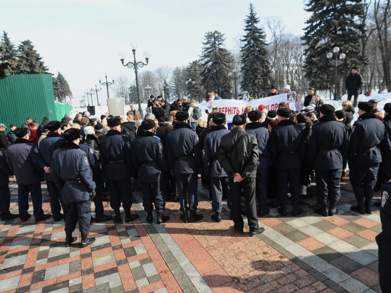 Под Верховной Радой женщины требовали прекратить насилие, 25 февраля 2013г.