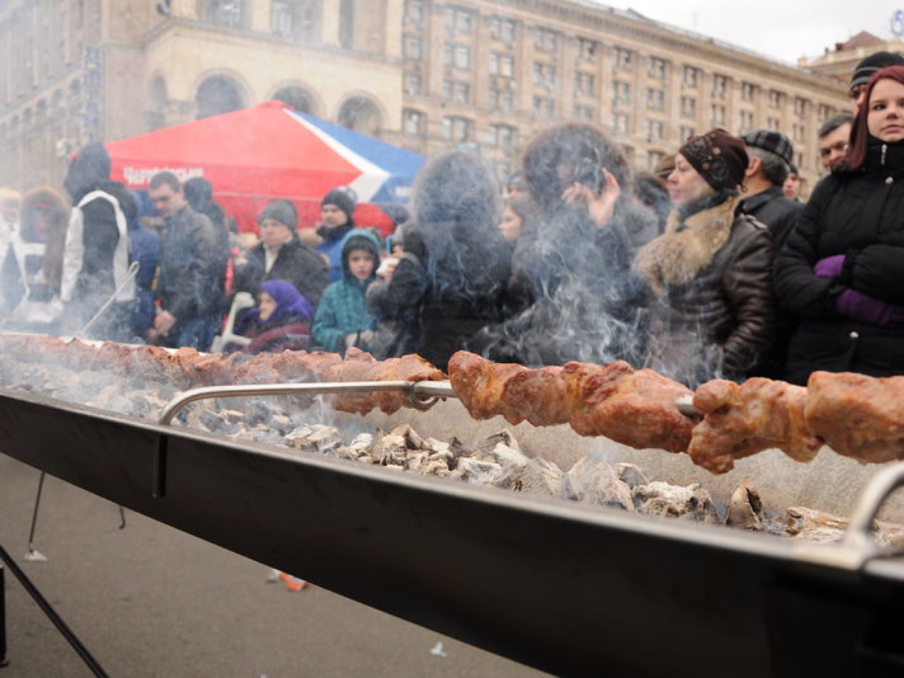 На Майдане Независимости приготовили 160-метровый шашлык, 2 марта 2013г.