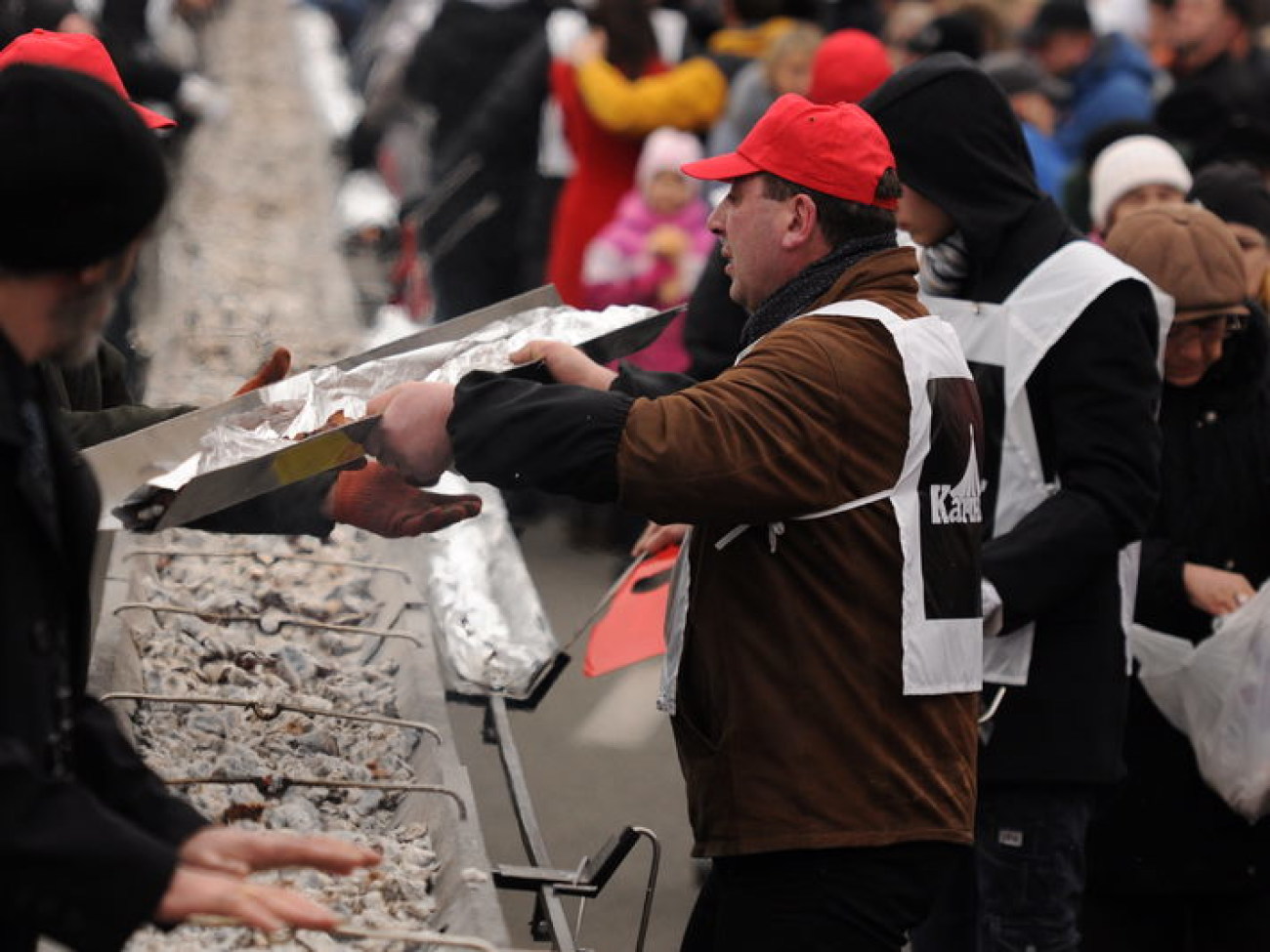 На Майдане Независимости приготовили 160-метровый шашлык, 2 марта 2013г.