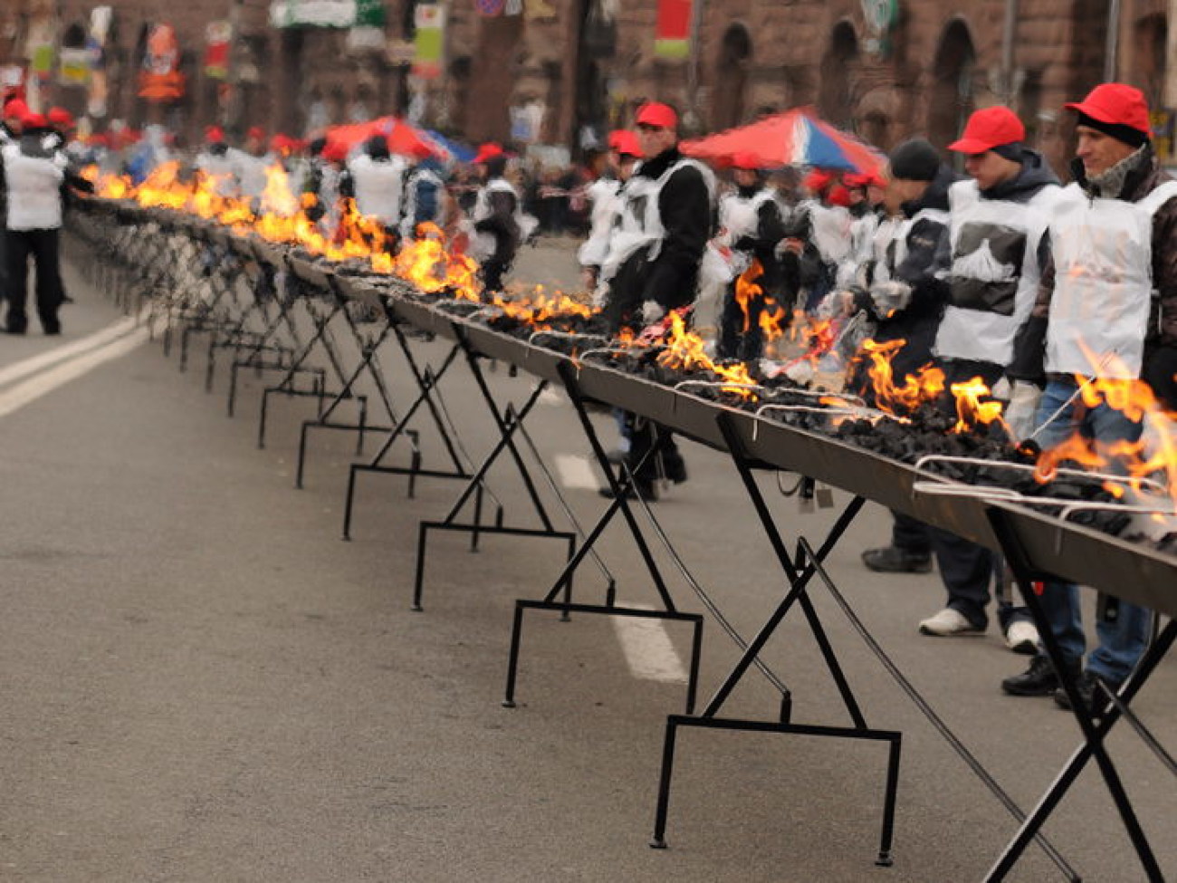 На Майдане Независимости приготовили 160-метровый шашлык, 2 марта 2013г.